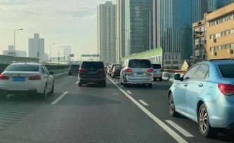 復工首日上海路面重現(xiàn)早高峰，交警上崗維護交通秩序