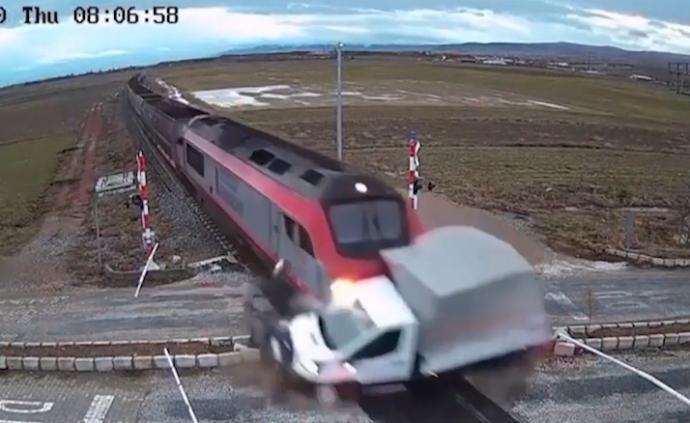 奇跡！貨車司機遭火車撞擊后死里逃生