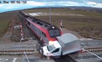 奇跡！貨車司機遭火車撞擊后死里逃生