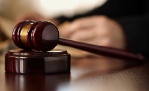 不服上海法院民事或行政判决，当事人可向检察机关申请监督