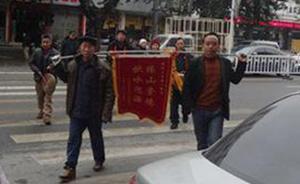 三臺警方的雙重標準：敲鑼送表揚錦旗無責，批評錦旗上路被拘