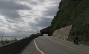 台湾陆军再发事故：悍马车不慎翻落边坡，驾驶员送医缝5针