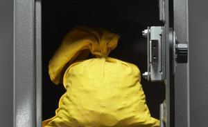 河南南陽醫(yī)療系統(tǒng)窩案：從檢驗科主任臥室搜出一捆捆現(xiàn)金