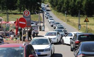 河北草原天路取消收費后交通時常擁堵，游客沿線遺留大量垃圾