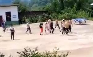 因搶生源多人持砍刀鐵棍沖入幼兒園砍砸校車，湖南警方抓6人