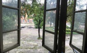 安徽大学江淮学院女生寝室频繁失窃，走廊晾晒内衣曾整层被偷