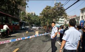 兰州路面又塌了：甘肃省中医院门口警车被陷，自来水管破裂