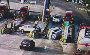 重慶：套牌面包車(chē)偷油拒捕沖卡瘋狂撞警車(chē)，民警開(kāi)槍將其逼停