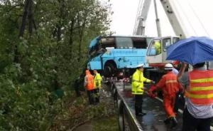 江蘇揚(yáng)州長(zhǎng)途大巴車(chē)側(cè)翻已致3人死亡，另有5人傷勢(shì)較重