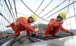 湖南平江180米高玻璃橋更換被刮花玻璃，迎黃金周確保安全