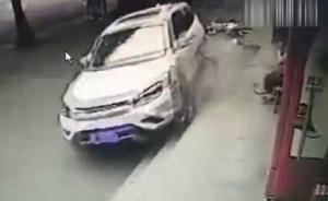 湖北一越野車原地猛轉(zhuǎn)兩圈撞公交站臺6人，警方：司機穿拖鞋
