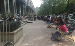 上海一小區(qū)業(yè)主為買車位欲排隊(duì)三天三夜，物業(yè)稱已做應(yīng)急預(yù)案