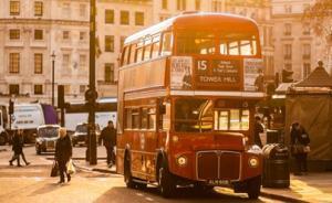 倫敦街頭，似乎人人都身穿戲裝