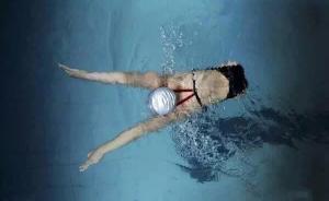 从15年前的“篮球女孩”到残奥选手，她每天游泳超过1万米