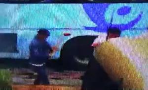 重慶酉陽5A景區(qū)前多人持砍刀追砍一男子10刀，警方調(diào)查