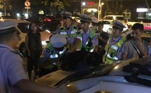 四川德陽(yáng)一男子強(qiáng)闖關(guān)卡連撞多車(chē)，警方：涉嫌毒駕盜車(chē)并套牌