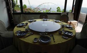 红网：反“四风”却让聚餐教师躺枪，确实有些矫枉过正