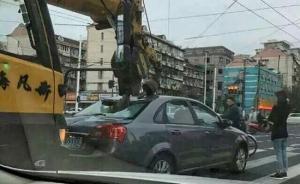 上海一工程車追尾轎車，大吊臂捅破轎車后窗所幸無人受傷