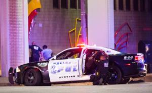 達拉斯槍擊案：5名警察遭狙擊手“伏擊”身亡，2名嫌犯落網