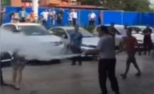 南寧三店主持滅火器殺豬刀對抗城管被刑拘，官方稱按程序執(zhí)法