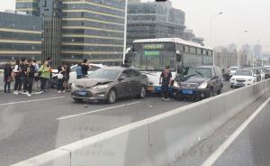 上海盧浦大橋早高峰6車(chē)碰擦，公交車(chē)內(nèi)一老太手部受傷