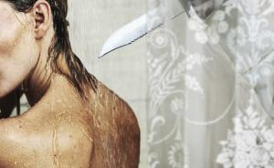 杭州年轻女子颈部被刺倒在电梯，保安推测洗澡遇袭裸身逃出家