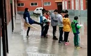 讓未完成作業(yè)學(xué)生雨天排隊(duì)挨個(gè)踹屁股，延安一小學(xué)教師被記過(guò)