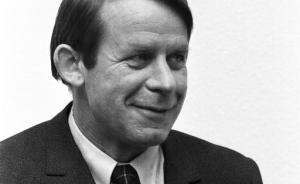 “执行命令”：被动作恶和指挥作恶一样，都是在恶的浊流中