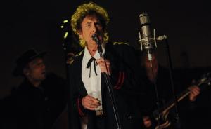 諾貝爾文學(xué)獎(jiǎng)得主鮑勃·迪倫終于打破沉默，稱想?yún)⒓宇C獎(jiǎng)禮