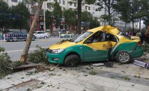 云南曲靖一出租车失控撞倒电动车后冲向人行道，乘客当场死亡