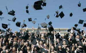 扶持大學生微創(chuàng)業(yè)，每年百萬大學生參與尋找互聯(lián)網(wǎng)夢想+