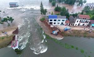 直击｜湖南新华垸溃口24小时：巨石卡车推入溃口，正在封堵