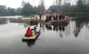 河南一村旧桥拆后百余学生划船上下学，当地连夜修复临时桥