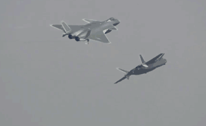 視頻｜混剪珠海航展高精尖裝備，首個(gè)公眾日進(jìn)場限流8萬人