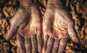 法制日报刊文追问：究竟还有多少“嫌百姓手脏”的扶贫干部?