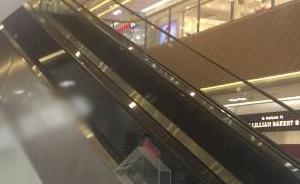 上海一老人怀抱幼孙在商场坐自动扶梯时不慎脱手，男婴坠落