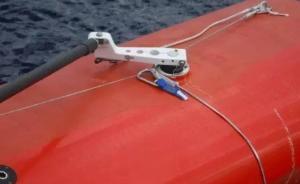 救援队登船发现新线索：落水时郭川穿着救生衣系着安全绳