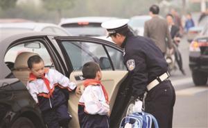 常州一交警護(hù)娃進(jìn)校門8年，5000多張"偷拍照"感動(dòng)網(wǎng)友