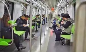 中國版地鐵丟書被吐槽：人都擠成了沙丁魚，哪還有地方放書？