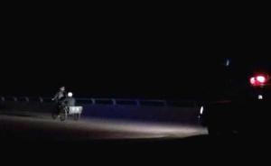 暖聞｜路遇老人摸黑騎三輪車，浙江警車開燈為他們照亮回家路