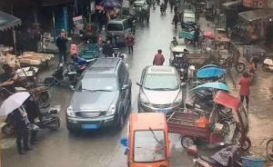 湖北越野車菜場內(nèi)連撞9車傷3人，警方：司機擔心未年檢逃竄