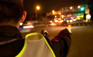 降溫降雨致申城交通壓力驟增，公安增派警力排堵保暢