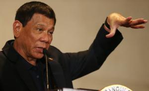 杜特尔特拍桌子痛斥西方记者，称美国在人权问题上“伪善”