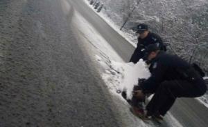 安徽無為縣民警掃雪沒穿反光背心局長怒了：不想兄弟無謂流血