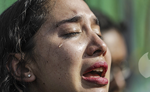 直击｜用玫瑰拼出他的名字，全球各地持续悼念卡斯特罗