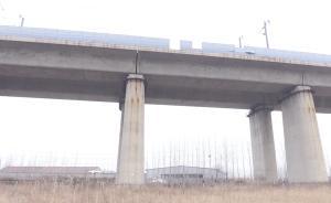 視頻｜濟(jì)南工廠爆炸現(xiàn)場(chǎng)：百公斤鐵蓋飛行百米砸毀高鐵隔音欄