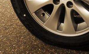 上海街頭一男子疑亂穿馬路被奔馳車撞飛致死，肇事司機被控制