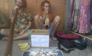 印度突发“废钞令”致外国游客无钱可花，有人无奈下街头卖艺