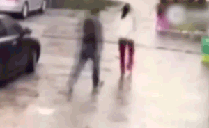 视频｜东莞女老师大白天遭强拽上车，丢下钱包才幸运逃脱