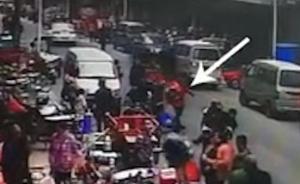 四川盐亭一女子餐馆门口抱走店主幼女，孩子爷爷狂追百米抢回